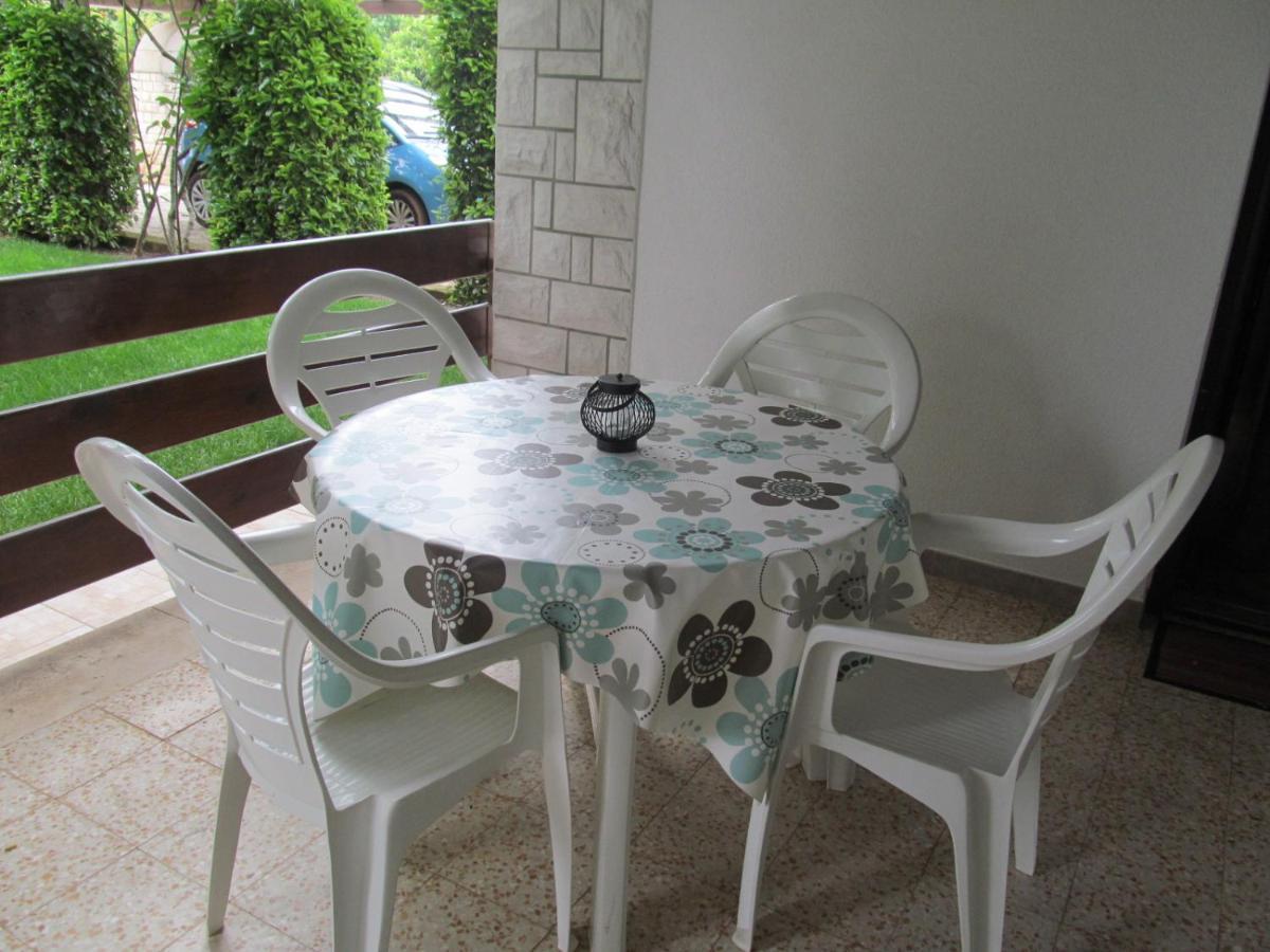 Apartments Zvezdica*** With Garden Zambratija  Exterior foto